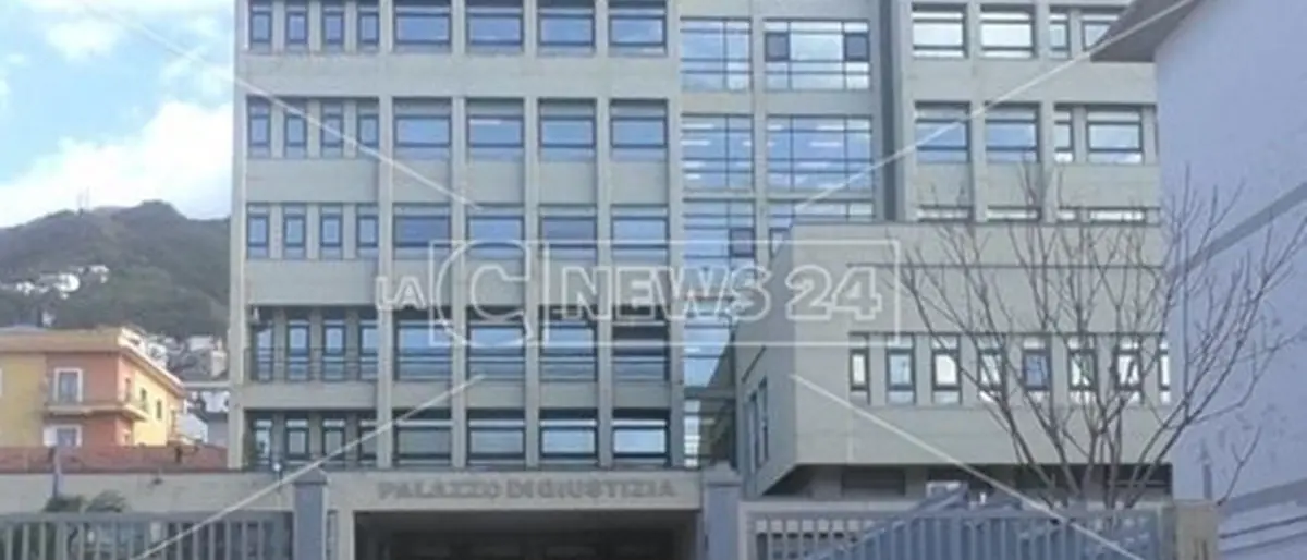 Avrebbe molestato e tentato di violentare una studentessa, docente sospeso a Belvedere