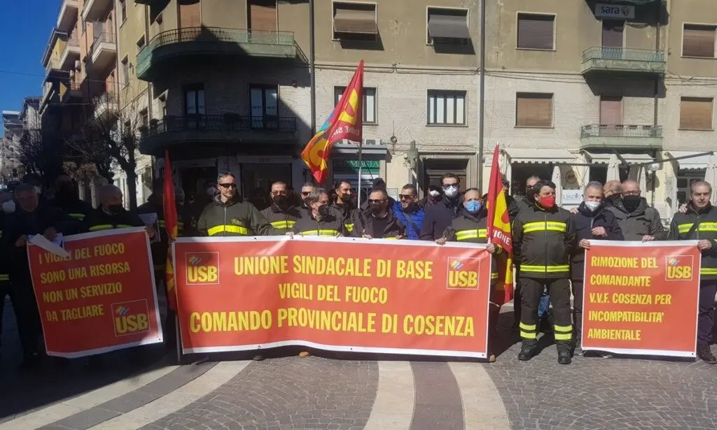 Cosenza, la protesta dei Vigili del fuoco: «Vogliamo la rimozione del comandante»