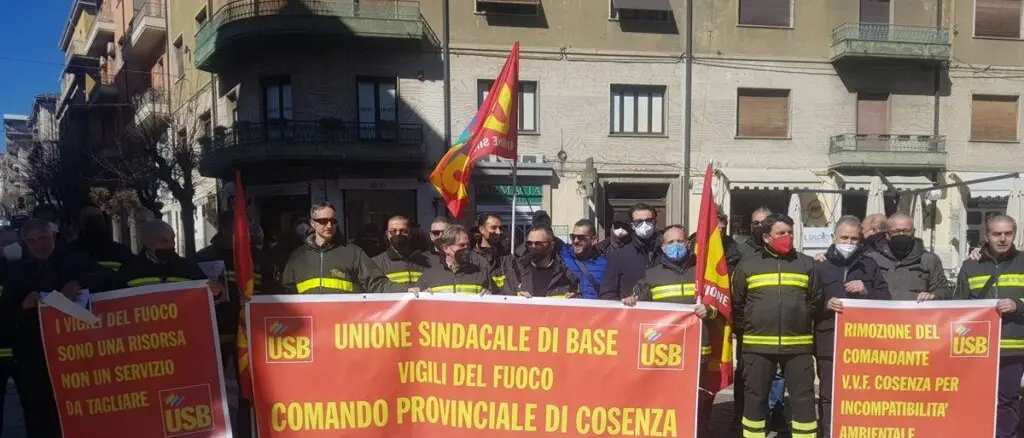 Cosenza, la protesta dei Vigili del fuoco: «Vogliamo la rimozione del comandante»