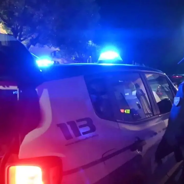 Catanzaro, auto della Polizia si ribalta durante un inseguimento: feriti due agenti
