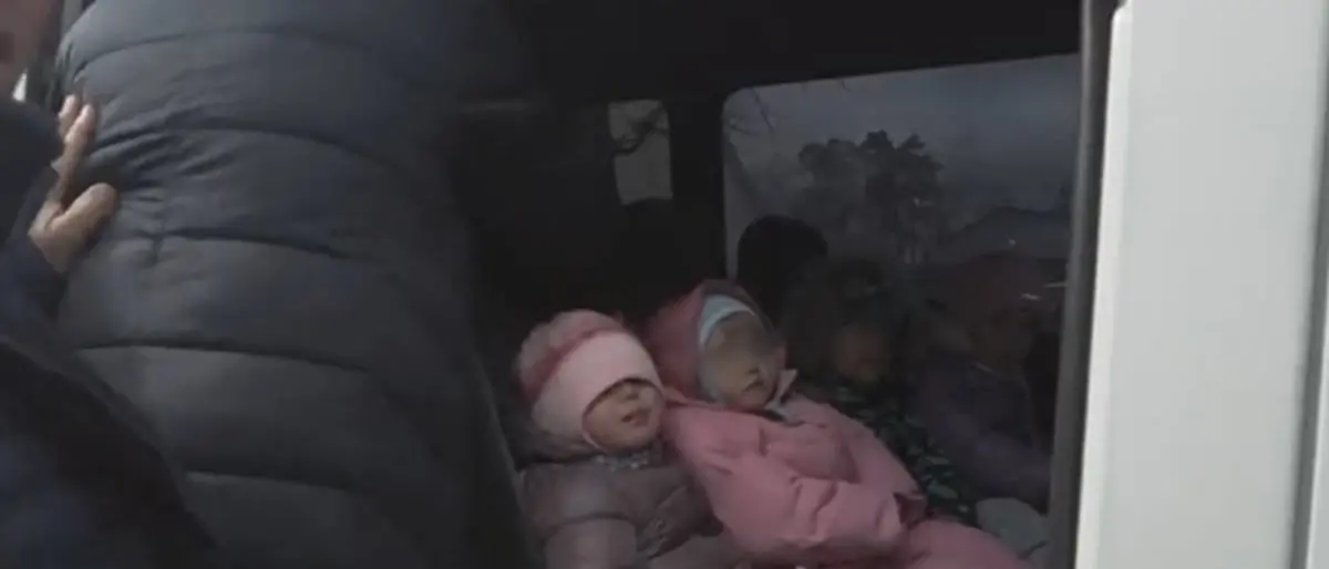 Quel bimbo in fuga con guanti e cappello che nessun genitore gli può sistemare