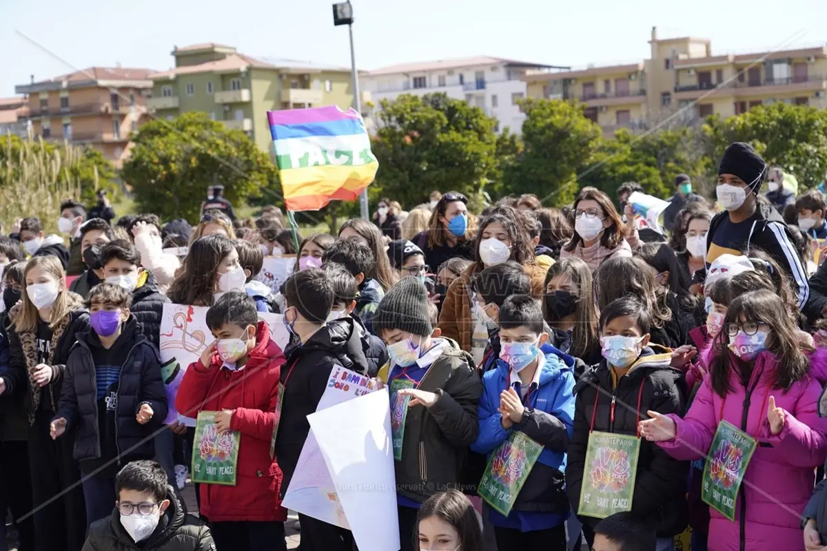 Montepaone, i bambini dell’Istituto comprensivo sfilano per la pace in Ucraina