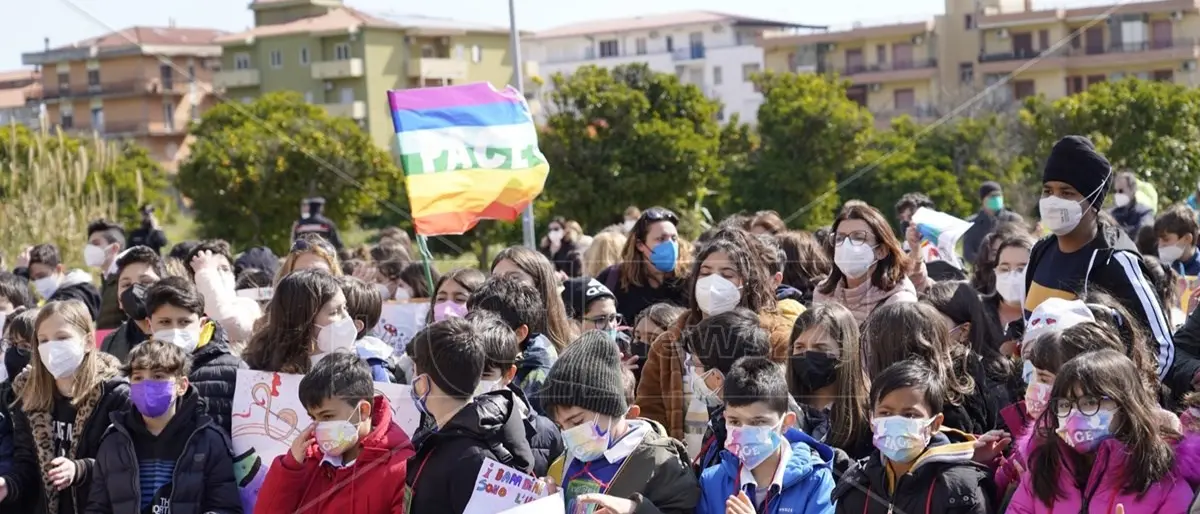 Montepaone, i bambini dell’Istituto comprensivo sfilano per la pace in Ucraina