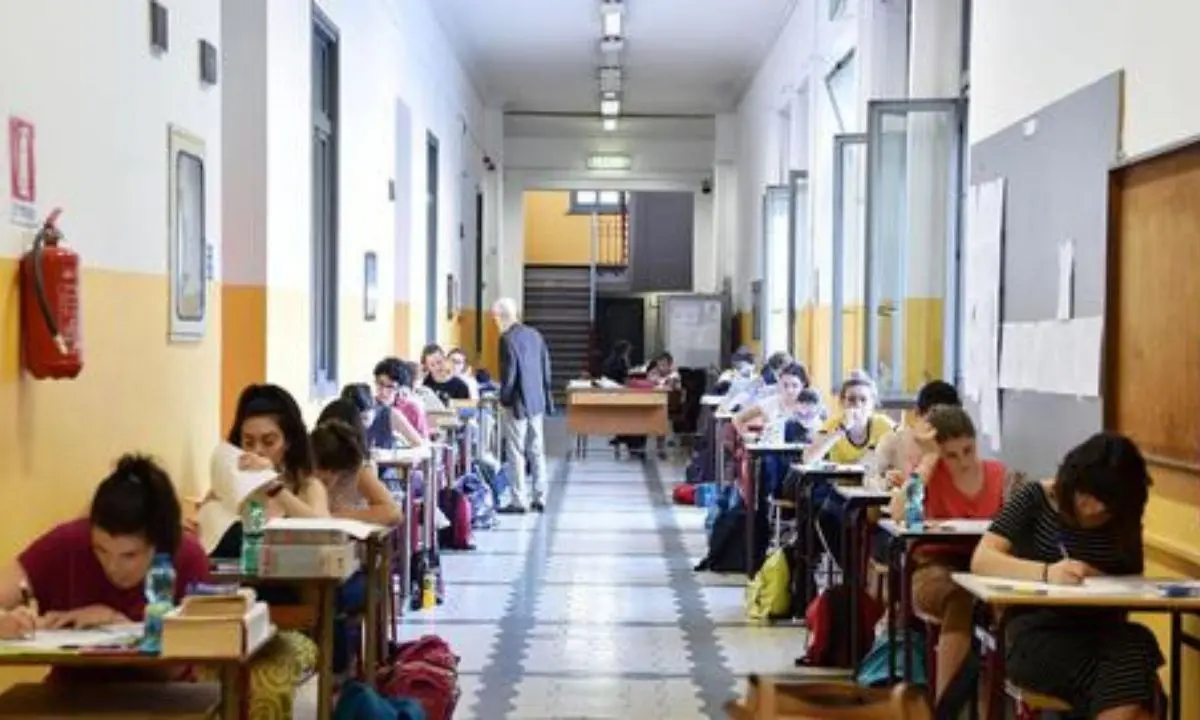 Esami di maturità, studenti in classe dal 22 giugno: 7 tracce per la prima prova scritta