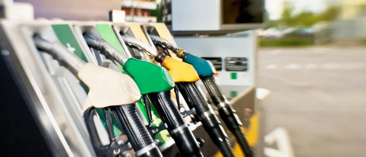 Benzina e diesel, in Italia iniziano a calare i prezzi: è la prima volta in tre mesi