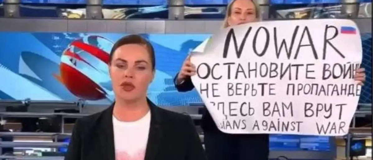 Arrestata dopo aver interrotto il tg russo per protestare contro la guerra, i legali: «È scomparsa»