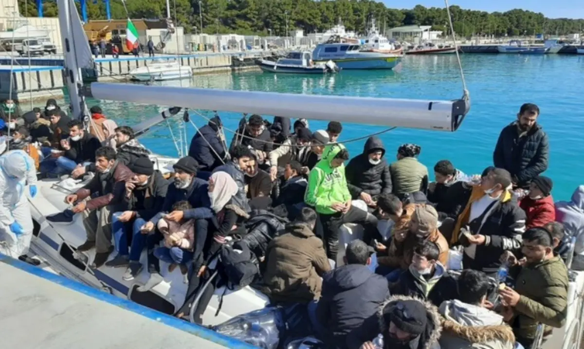 Approdano a Roccella 104 migranti: nel gruppo anche tre donne con bimbi