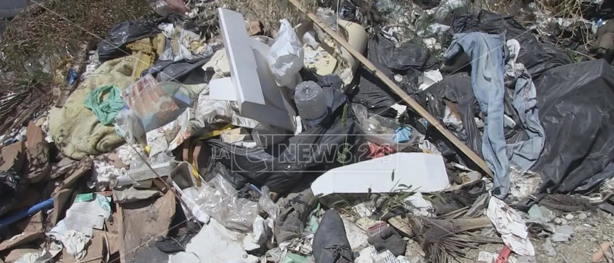 Nel Cosentino bloccata la raccolta dell’indifferenziata dopo lo stop all’invio dei rifiuti all’estero