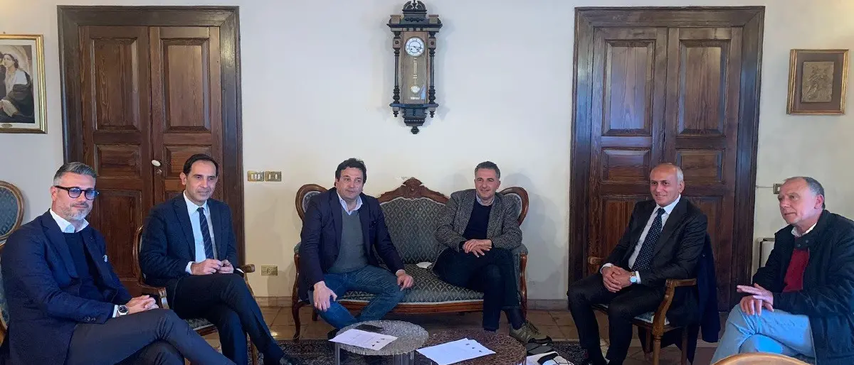 Cosenza, Rende e Castrolibero: «Ok alla fusione, ma prima unifichiamo i trasporti e la raccolta rifiuti»