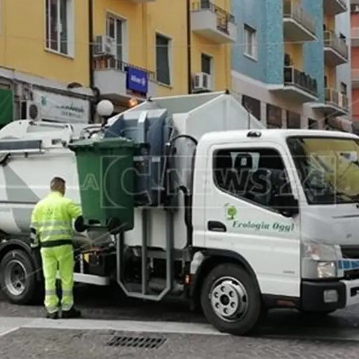 Rifiuti nel Reggino, l’ultimatum di Ecologia oggi: «Se i Comuni non pagano interrompiamo il servizio»