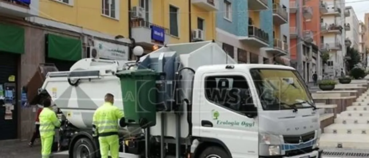 Rifiuti nel Reggino, l’ultimatum di Ecologia oggi: «Se i Comuni non pagano interrompiamo il servizio»