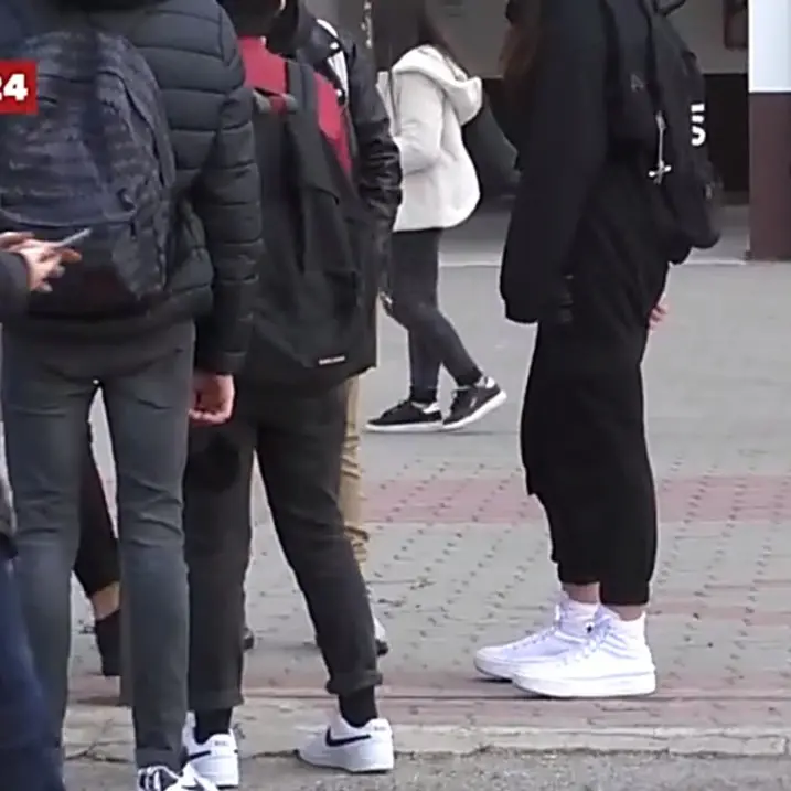 Castrovillari, minore accoltellato all’uscita di scuola per uno “sguardo di troppo”: arrestato presunto autore