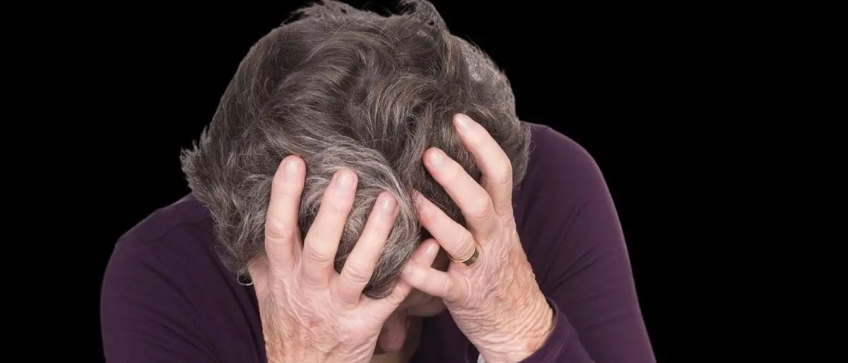 Crotone, ricatta e aggredisce i genitori perché i soldi per la droga non bastano: arrestato 45enne