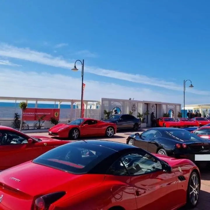 Pranzo in Rosso sul Mare, i bolidi del Ferrari club all’evento organizzato al Riva di Falerna