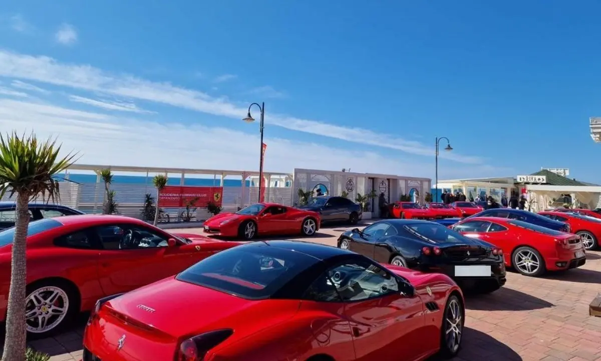 Pranzo in Rosso sul Mare, i bolidi del Ferrari club all’evento organizzato al Riva di Falerna