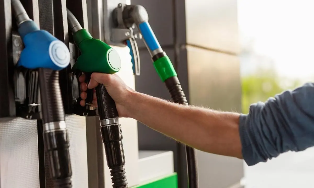 Prezzi del carburante aumentati fino al 60% in un anno: «A Pasqua potrebbe sfiorare i 3 euro a litro»