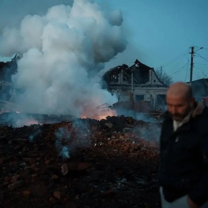 Al teatro di Mariupol ci sono dei superstiti, Zelensky: «Ad ogni bomba muro più alto tra Europa e Ucraina» -LIVE