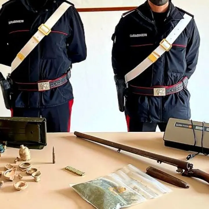 In casa droga, armi e reperti archeologici detenuti illegalmente: arrestato 66enne nel Crotonese