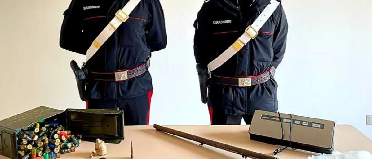 In casa droga, armi e reperti archeologici detenuti illegalmente: arrestato 66enne nel Crotonese