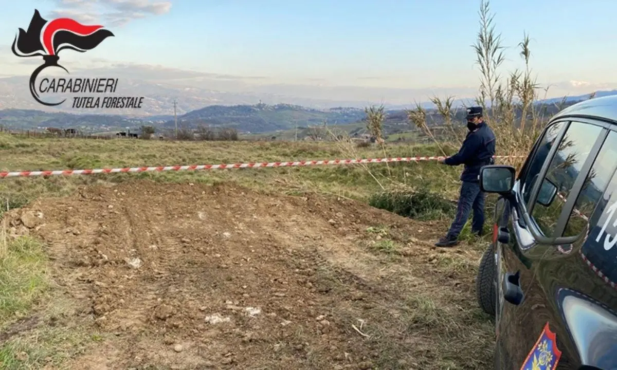 Sicurezza nei cantieri e gestione illecita di rifiuti: 5 denunce e sigilli a un’area di 10mila mq e nel Cosentino