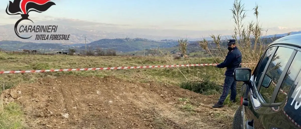 Sicurezza nei cantieri e gestione illecita di rifiuti: 5 denunce e sigilli a un’area di 10mila mq e nel Cosentino