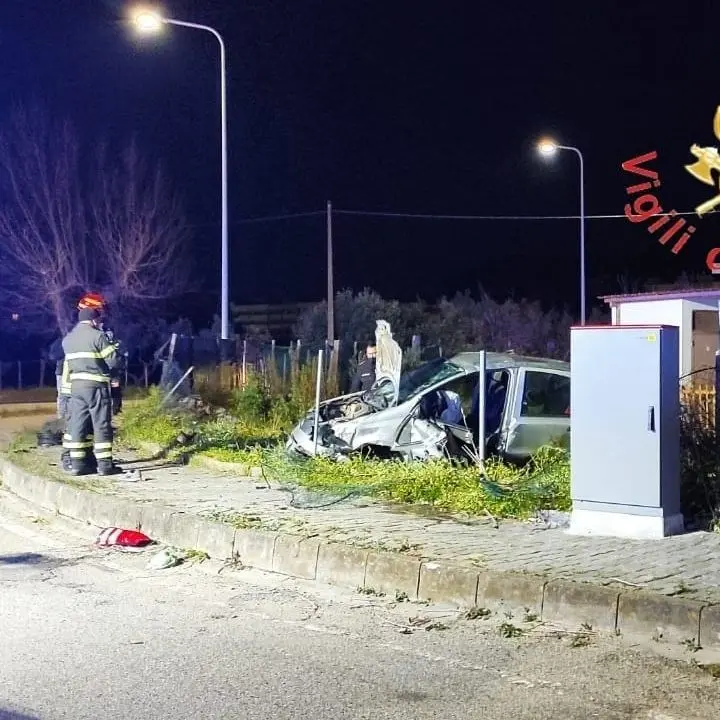 Incidente a Catanzaro, auto si ribalta e finisce fuori strada: in gravi condizioni una delle 2 ragazze a bordo