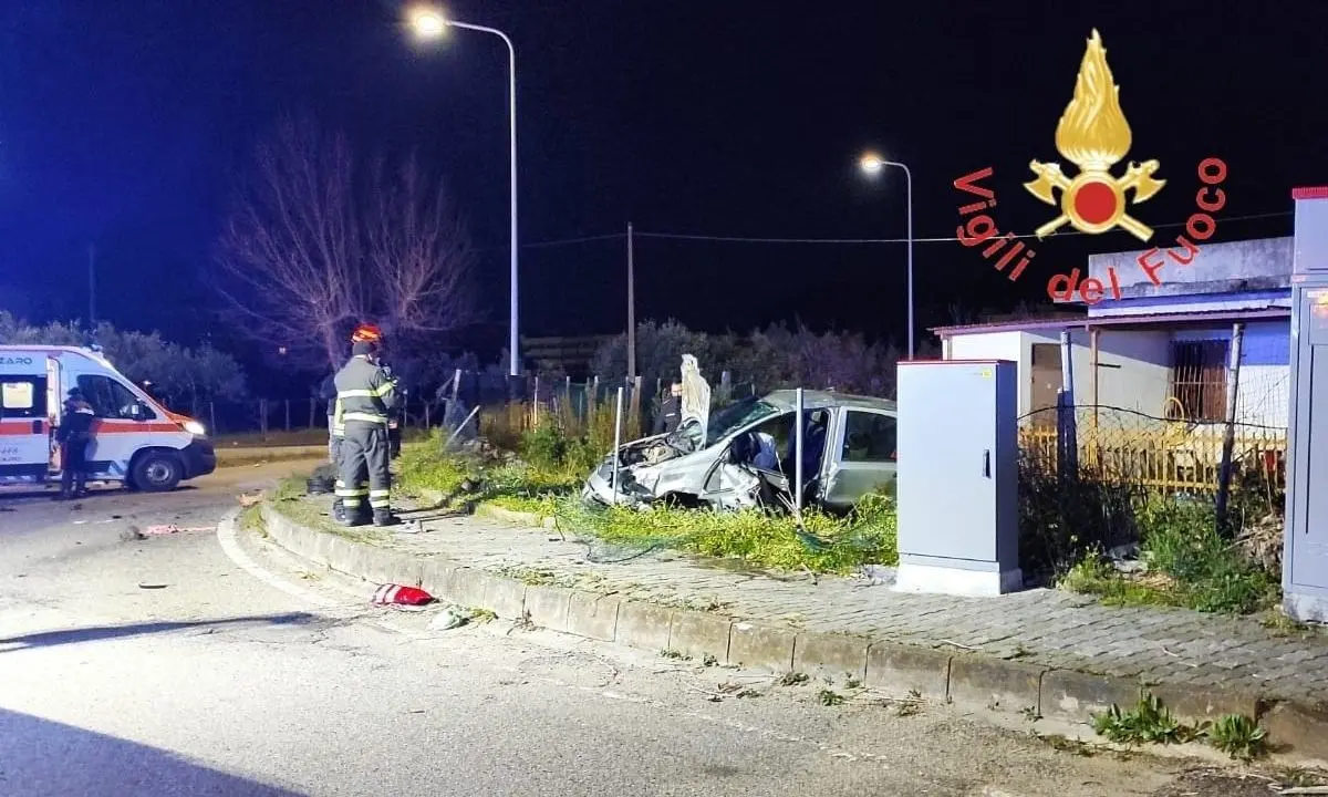 Incidente a Catanzaro, auto si ribalta e finisce fuori strada: in gravi condizioni una delle 2 ragazze a bordo