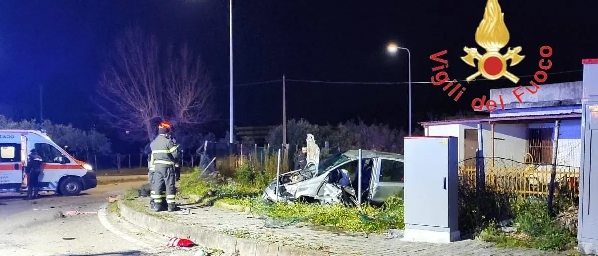 Incidente a Catanzaro, auto si ribalta e finisce fuori strada: in gravi condizioni una delle 2 ragazze a bordo