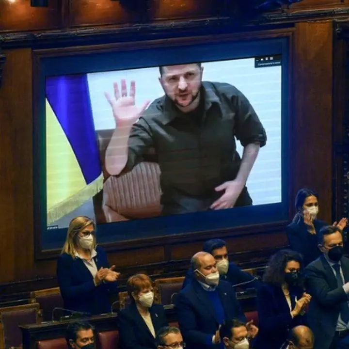 Zelensky parla al Parlamento italiano: «Mariupol somiglia a Genova, pensate se venisse distrutta»