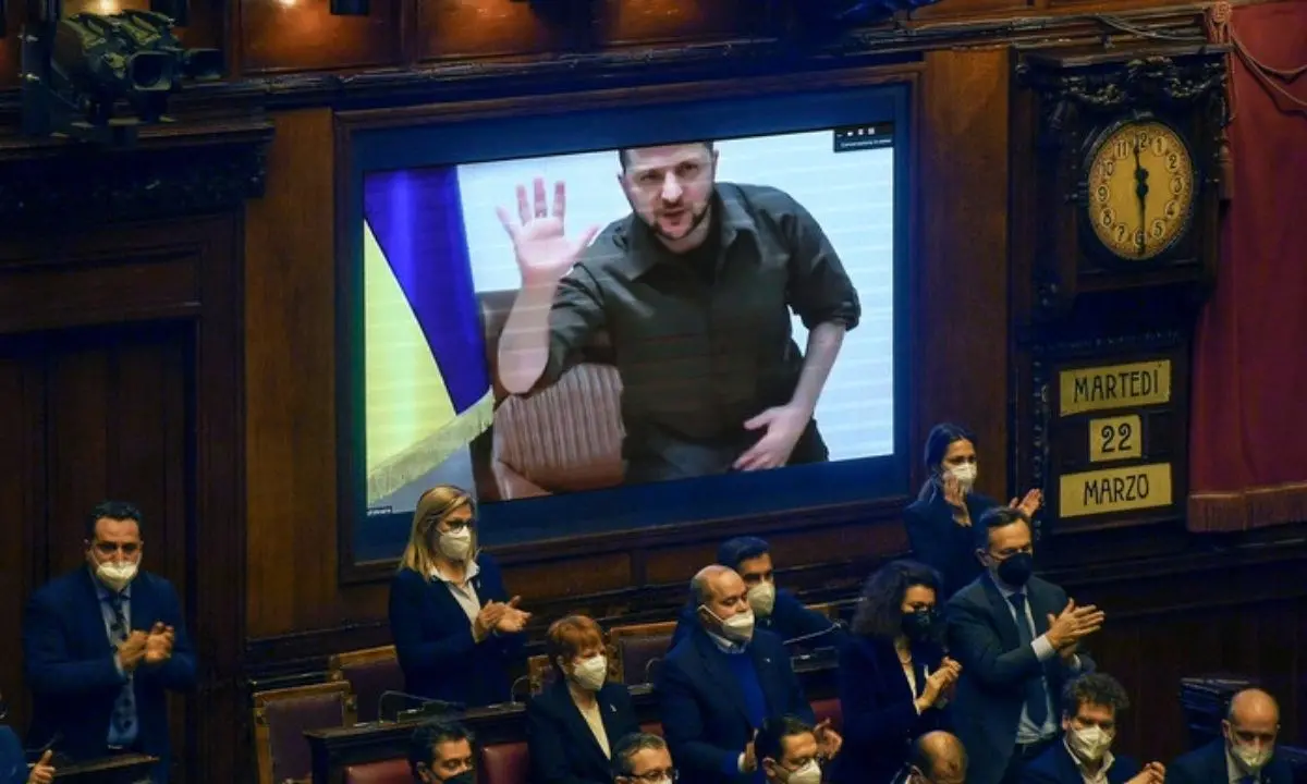 Zelensky parla al Parlamento italiano: «Mariupol somiglia a Genova, pensate se venisse distrutta»