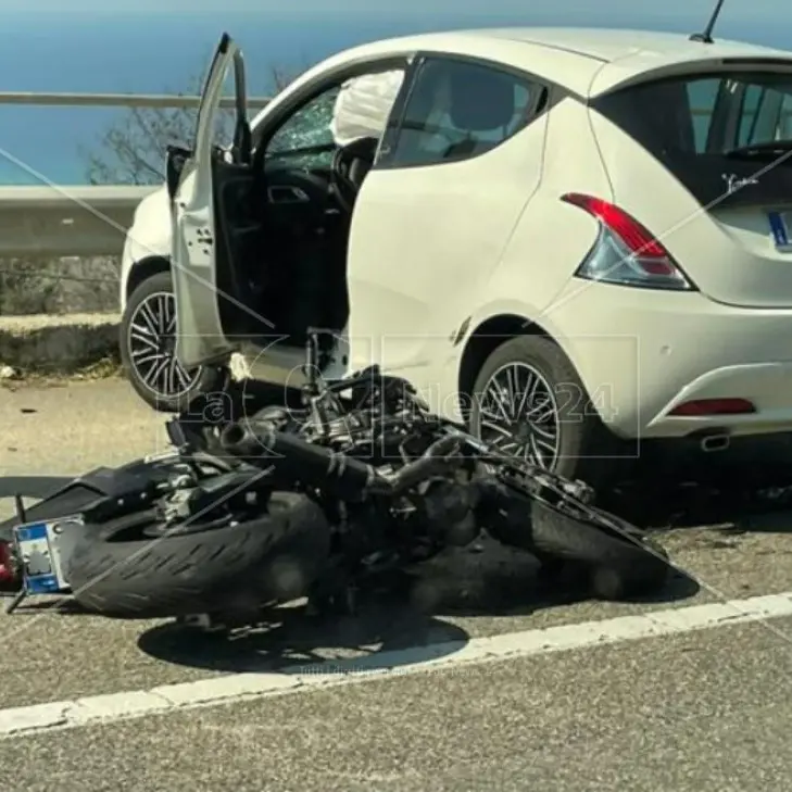 Incidente a Vibo, ferito centauro nello scontro tra un’auto e una moto