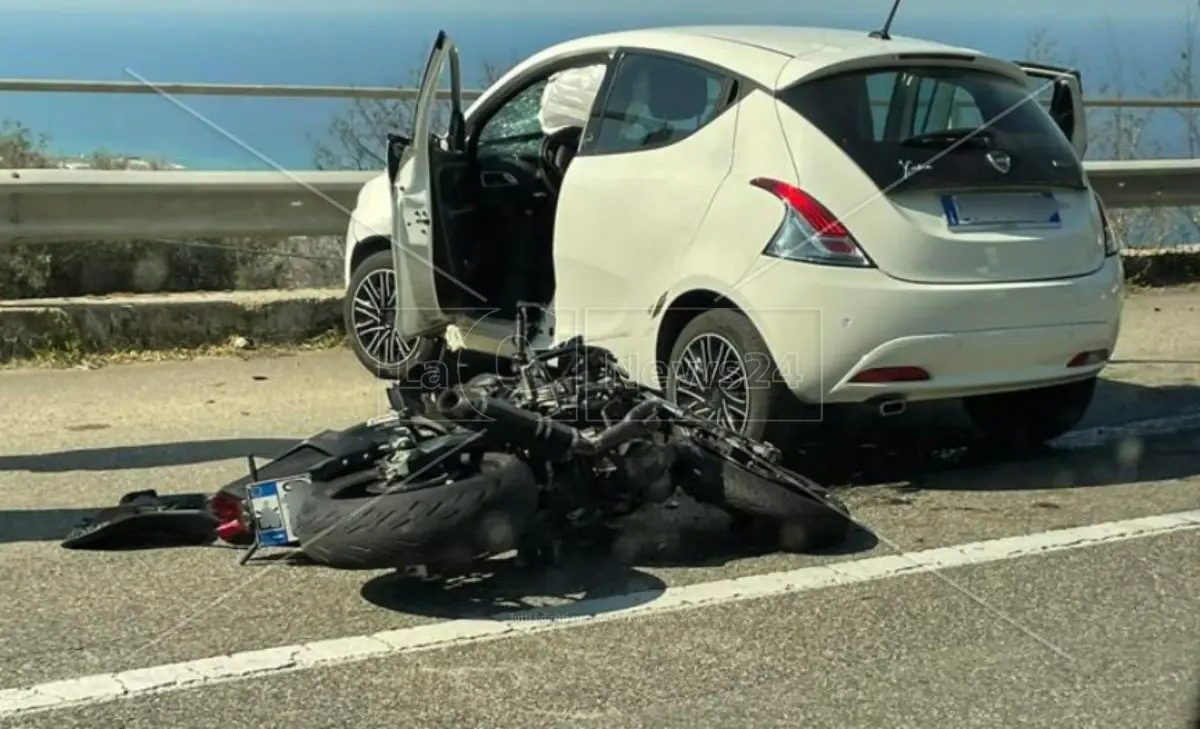 Incidente a Vibo, ferito centauro nello scontro tra un’auto e una moto