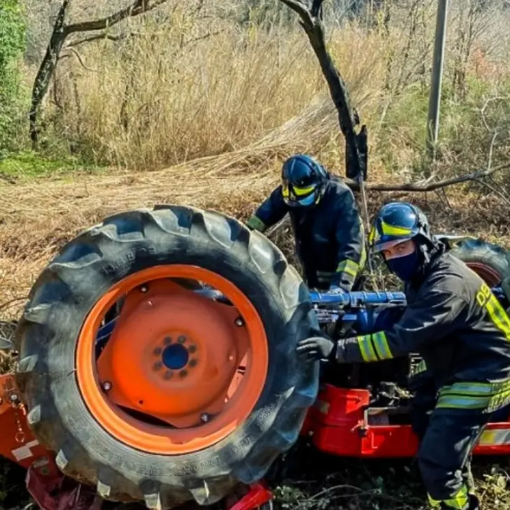 Si ribalta con il trattore nelle campagne del Cosentino, salvato dai vigili del fuoco