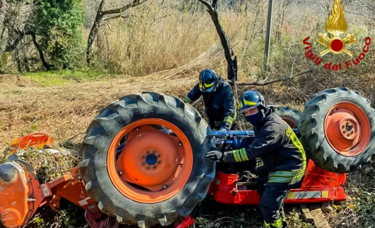 Si ribalta con il trattore nelle campagne del Cosentino, salvato dai vigili del fuoco