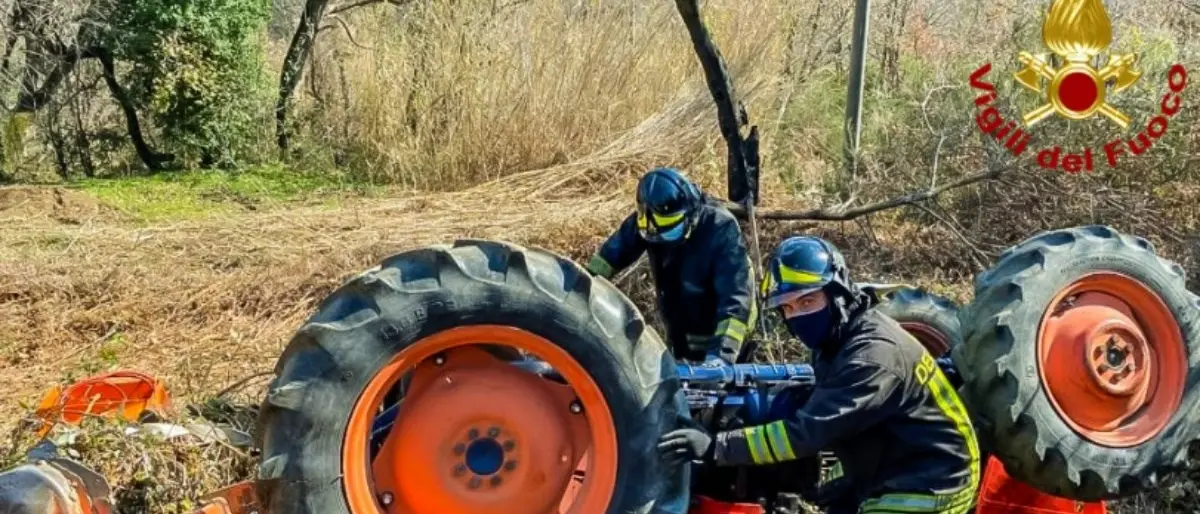 Si ribalta con il trattore nelle campagne del Cosentino, salvato dai vigili del fuoco