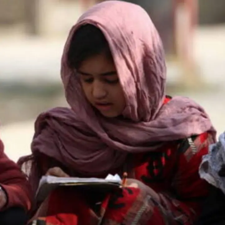 Afghanistan, i talebani chiudono le scuole secondarie femminili appena riaperte