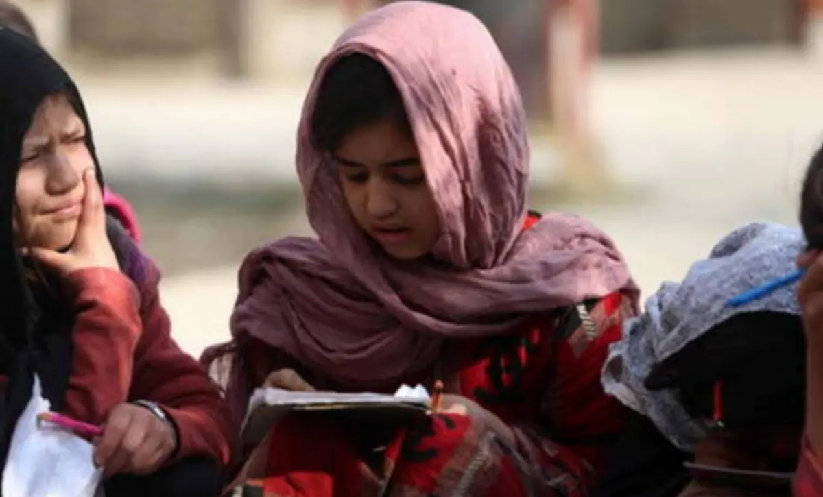 Afghanistan, i talebani chiudono le scuole secondarie femminili appena riaperte