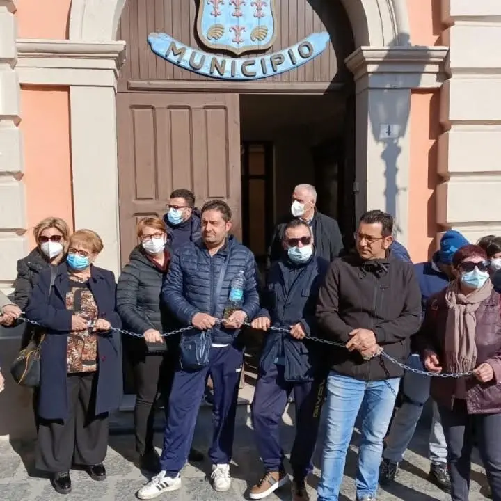 Corigliano Rossano, refezione scolastica: lavoratori di nuovo in piazza per gli stipendi arretrati