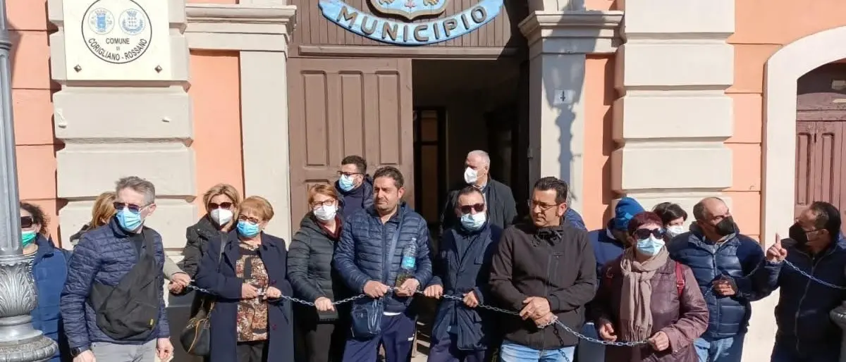 Corigliano Rossano, refezione scolastica: lavoratori di nuovo in piazza per gli stipendi arretrati