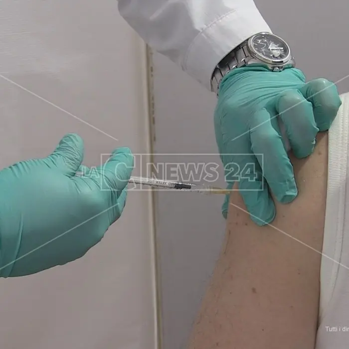 Covid, Gimbe: «Vaccinazioni al palo, così andiamo incontro alla quinta ondata e all’aumento dei ricoveri»