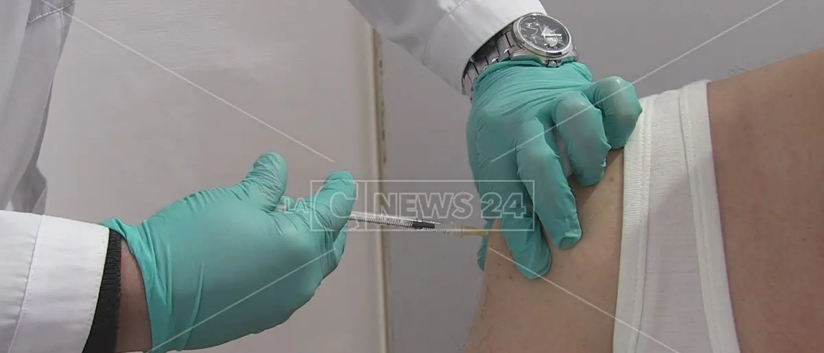 Covid, Gimbe: «Vaccinazioni al palo, così andiamo incontro alla quinta ondata e all’aumento dei ricoveri»