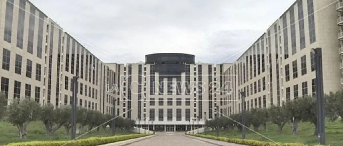 Regione Calabria, dirigenti generali in bilico e indennità a rischio per i portaborse: la Cittadella trema