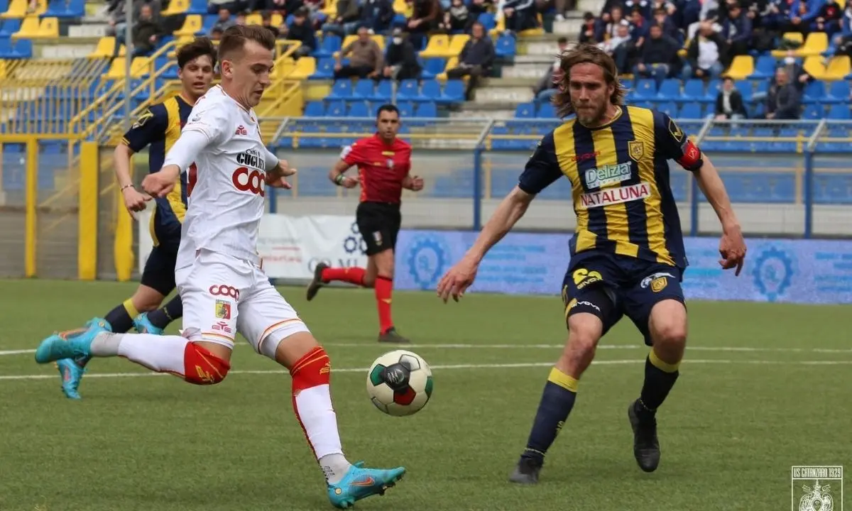 Juve Stabia-Catanzaro 1-1, pareggio amaro per la squadra calabrese rimasta in 10 per tutta la ripresa