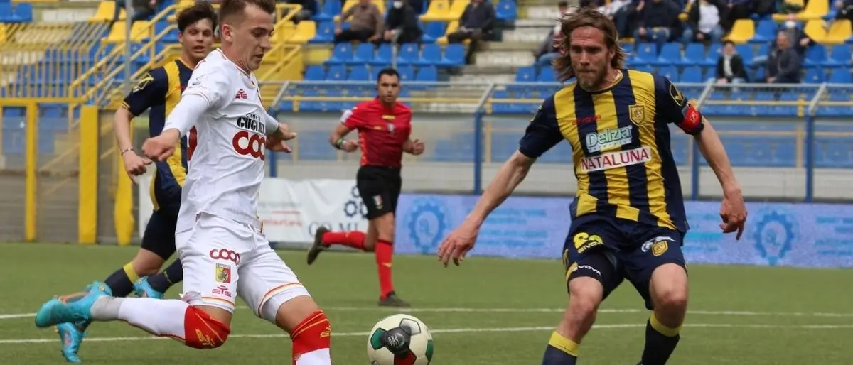 Juve Stabia-Catanzaro 1-1, pareggio amaro per la squadra calabrese rimasta in 10 per tutta la ripresa