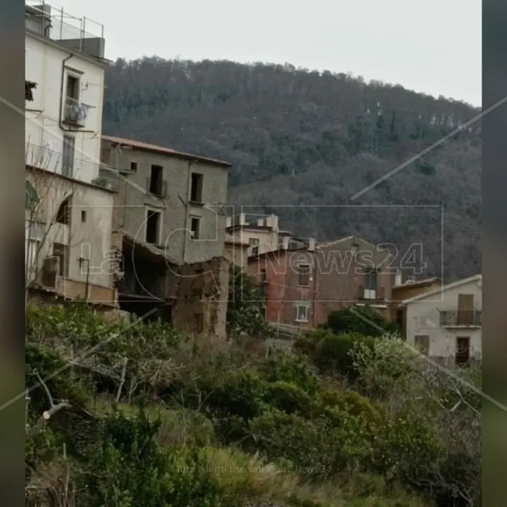 Resta schiacciato dal crollo del muro di un edificio: in gravi condizioni 63enne di Fuscaldo