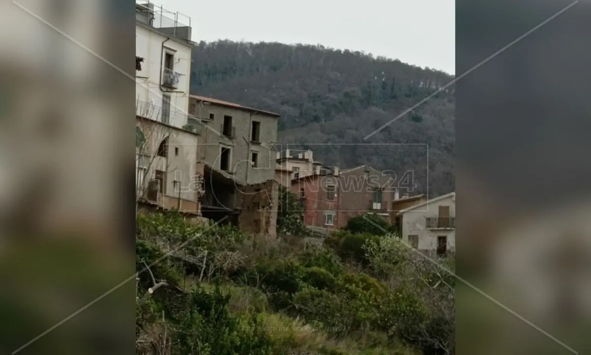 Resta schiacciato dal crollo del muro di un edificio: in gravi condizioni 63enne di Fuscaldo