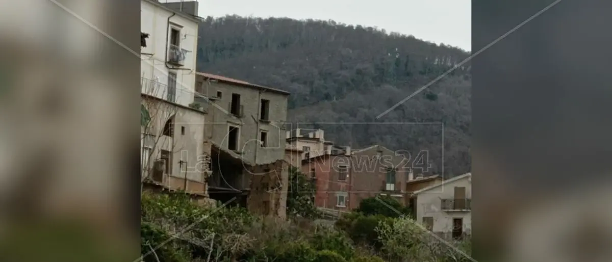 Resta schiacciato dal crollo del muro di un edificio: in gravi condizioni 63enne di Fuscaldo