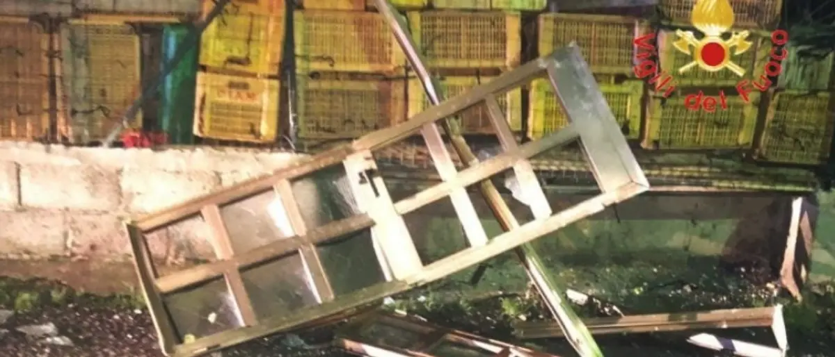 Sellia Marina, fuga di gas causa esplosione e incendio in una abitazione: due feriti