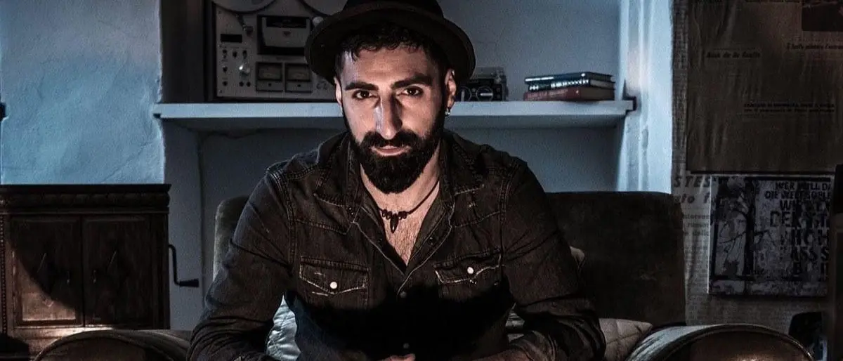 La classe del cantautore calabrese Fabio Curto, il polistrumentista giramondo con la musica nel sangue