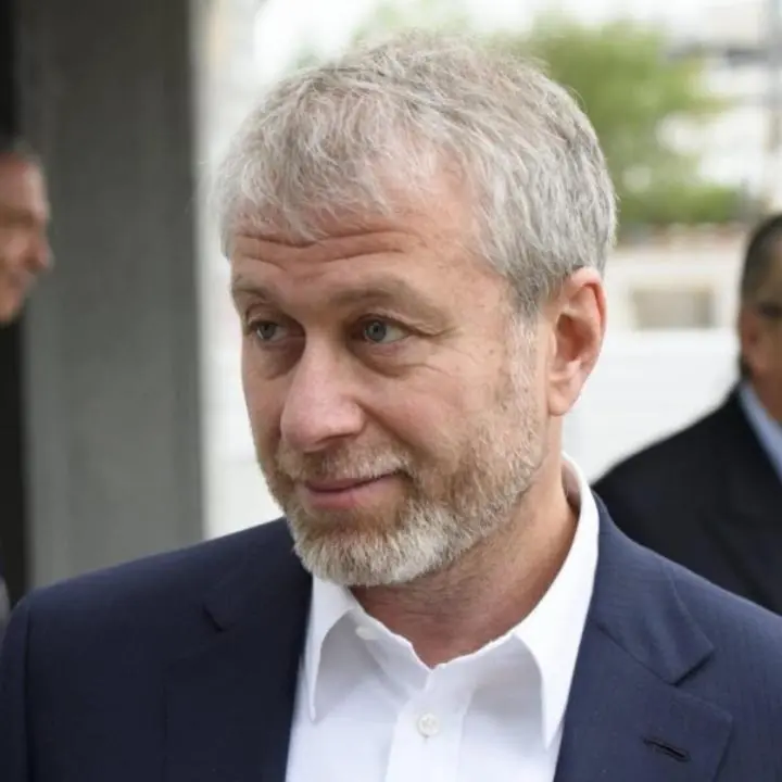 Guerra in Ucraina, sintomi di avvelenamento per Abramovich: «Pelle squamata e occhi rossi»